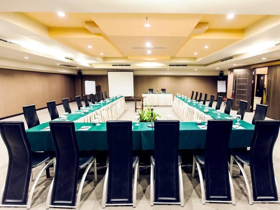 Orchardz Hotel Industri Jakarta Kemayoran Экстерьер фото